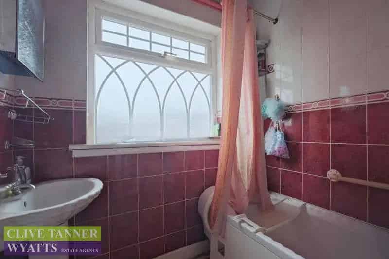 3 Bed Semi-Detached House Huge Garden Off Road Parking