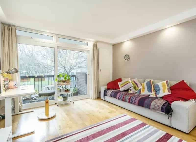 Vanbrugh Court Apartment: Spacious 1-Bedroom with Balcony