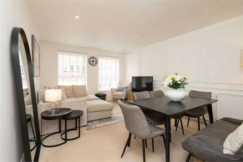 2 Bed Flat - Second Floor with 1 Reception Room
