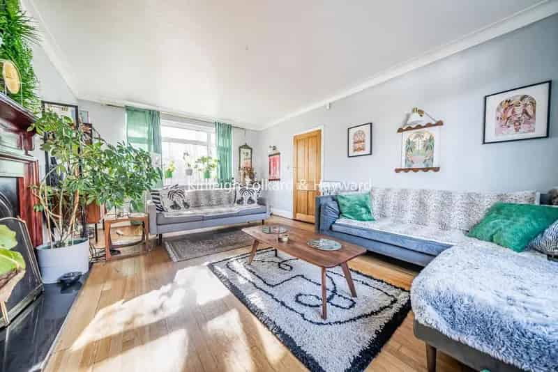 4 Bedroom Family Home with Roof Terrace and Ample Living Space