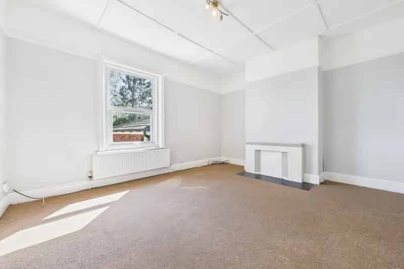 1 Bedroom Flat Folkestone -  Share of Freehold and 999 Year Lease