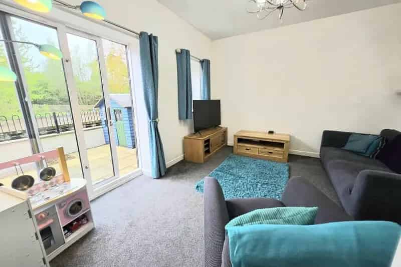 Three Bedroom Terrace House Canal Views Family Home
