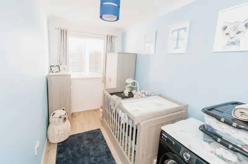 Two Bedroom Flat Fair Oak Spacious Lounge Modern Bathroom Parking
