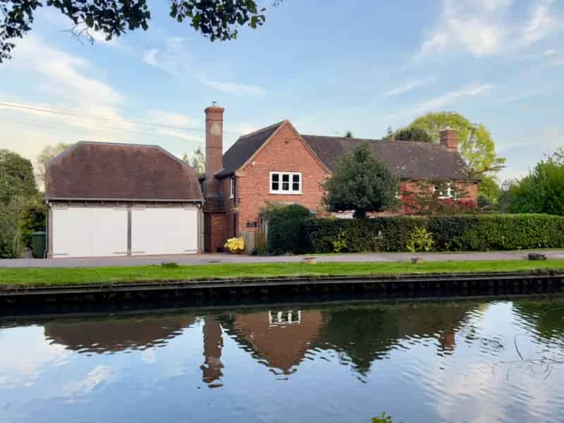 3 Bedroom Canal View Cottage Bakers Lane Knowle