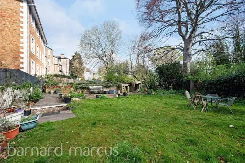 2nd Floor Flat near Croydon Stations - Share of Freehold