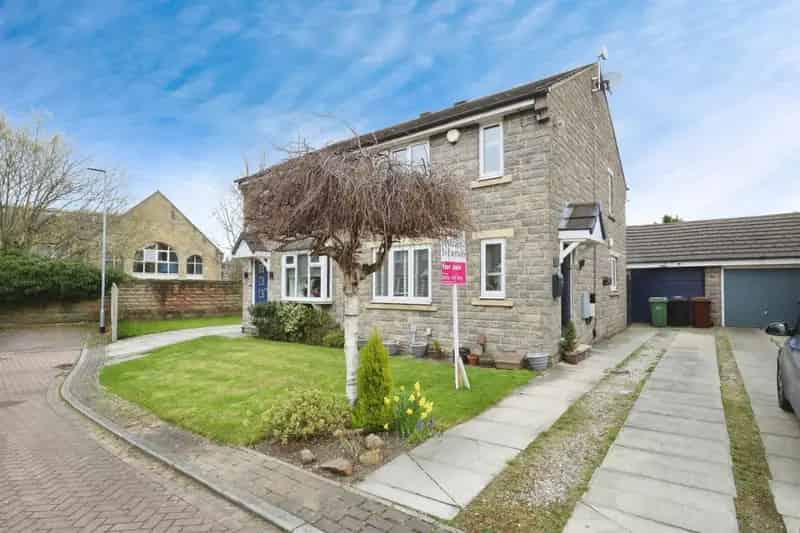 3 Bed Semi Detached House Pudsey Modern Kitchen Private Garden