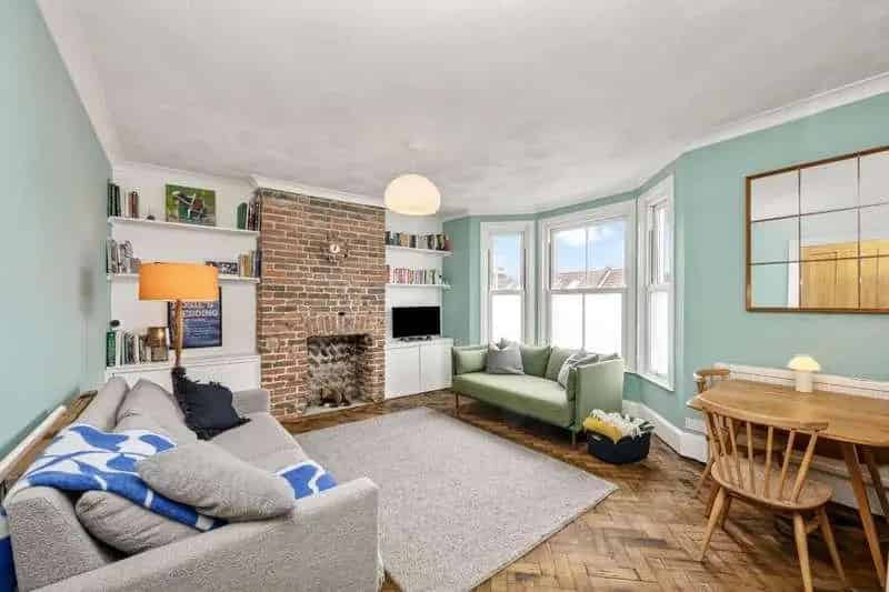 3 Bed Flat for Sale near Shops and Cafes