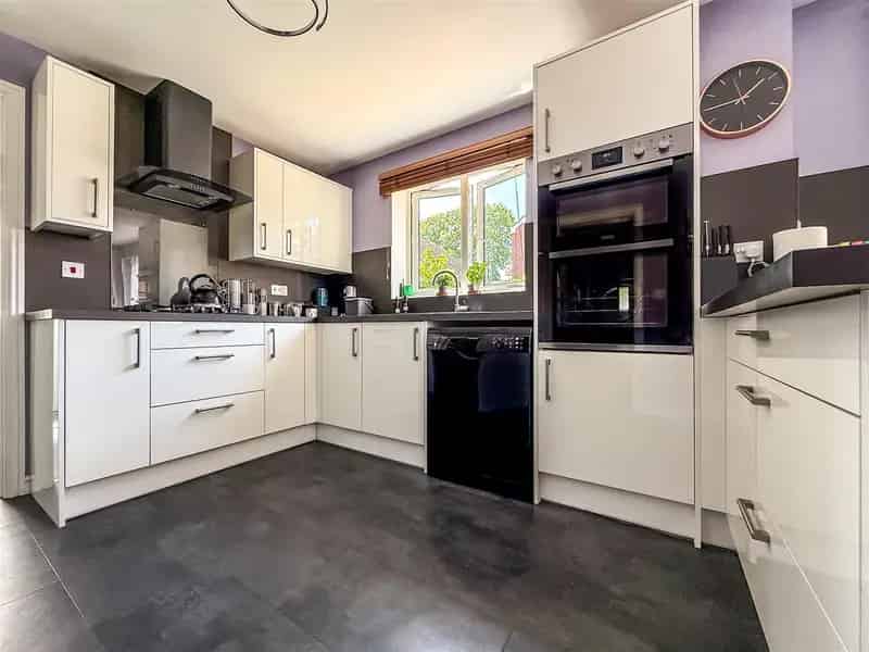4 Bedroom Detached House to Rent in Farm Close Calmore