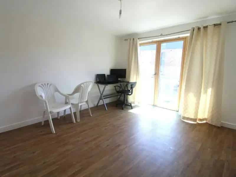 Two Bedroom Flat Near Town Centre Leasehold Investment