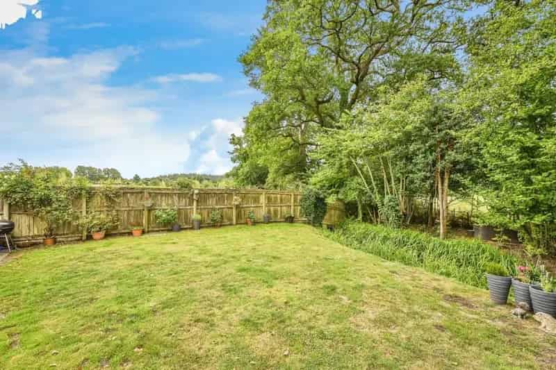 5 Bedroom Detached Home with Double Garage and Garden