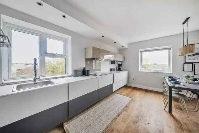 Flat to rent in Avenue Road, St John's Wood, London NW8