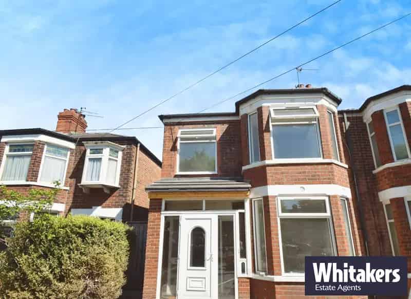 3 bedroom end of terrace house to rent