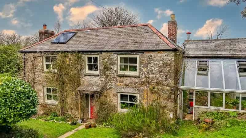 6 Bedroom Farmhouse with Barns and 25 Acres