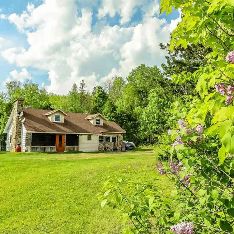 4-Bedroom Country House with Mountain Views and 11 Acres