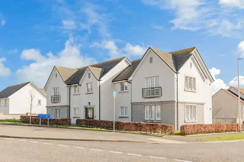 Modern Top Floor Flat in Cults Aberdeen
