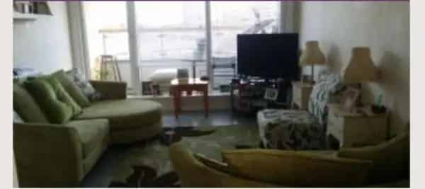 London Apartment Near Canary Wharf: Schools, Transport, and Parks