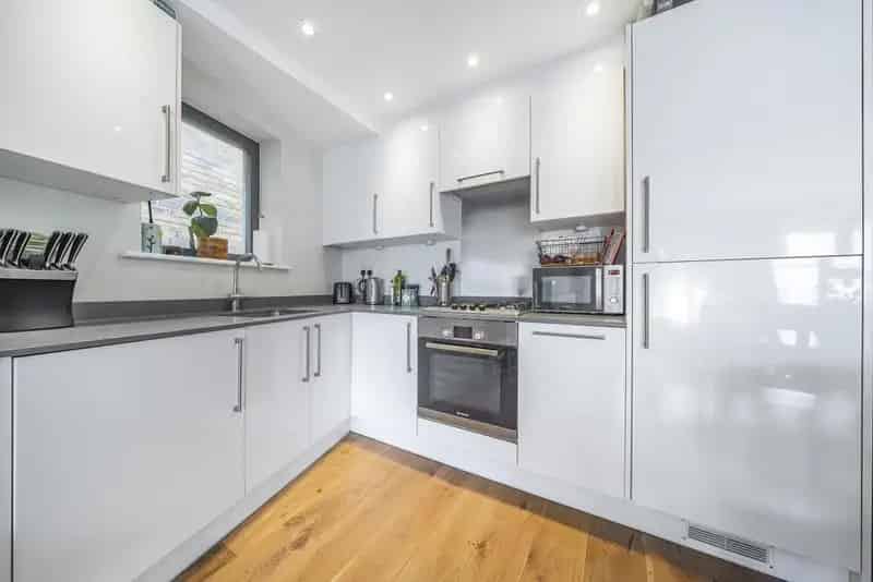 Modern Apartment with Balcony - No Onward Chain