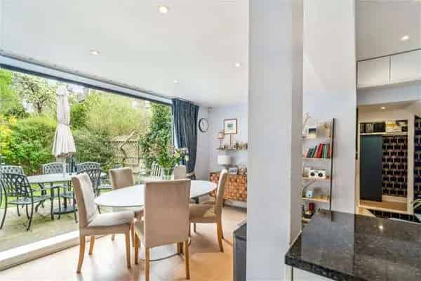 2-Bed Flat near Tooting Bec Common  Modern Kitchen Garden Parking