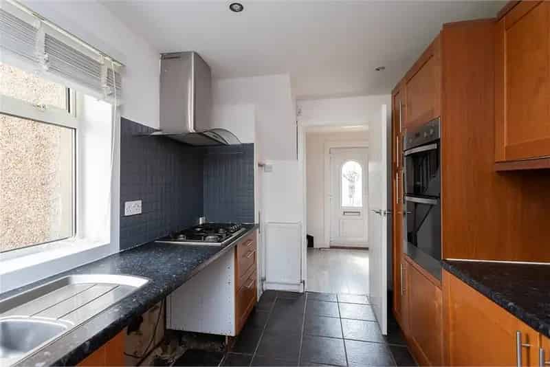 4 Bed End Terrace House with Garden and Parking
