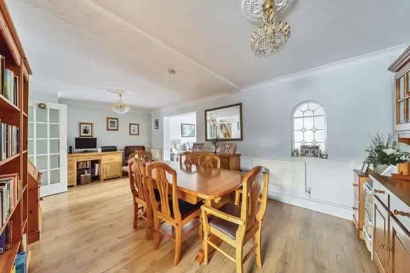 4 Bed House for Sale in Woking
