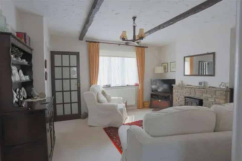 2 Bed House for Sale Garage Garden Excellent Transport Links