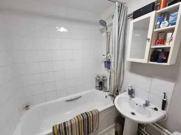 Lovely Large 1-Bed Flat Near Train Station - South UK Commuters