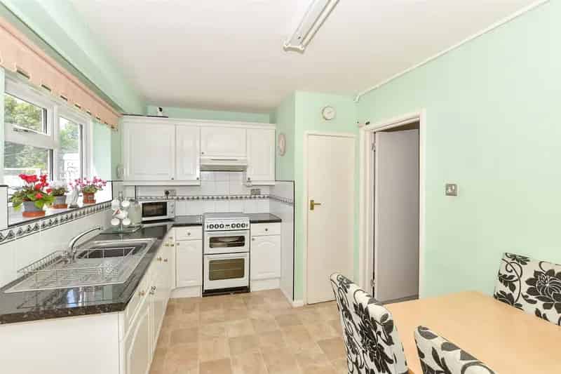 3 Bedroom End Terrace House For Sale Near Crawley Town Centre