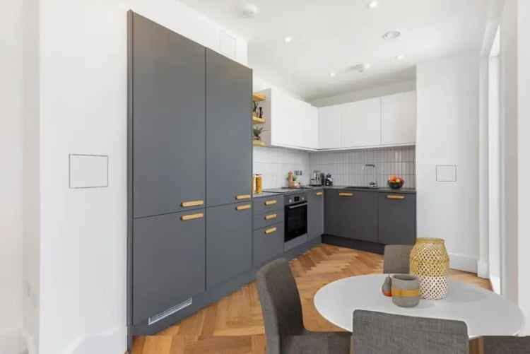 Flat For Sale in London, England