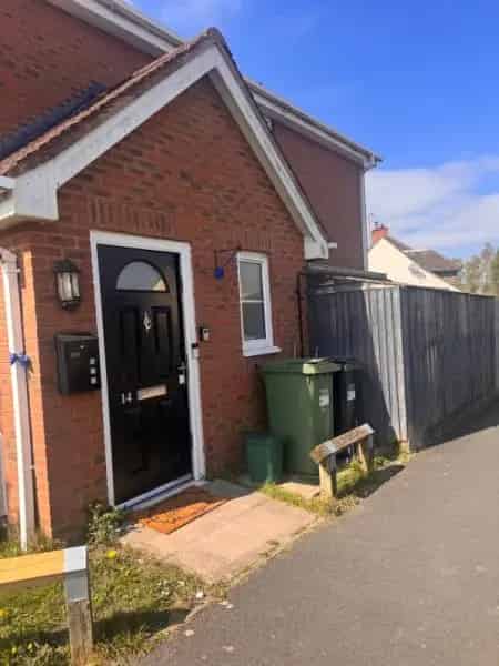 2 Double Bed Semi Detached House Rural Setting Near M40 M4 M25