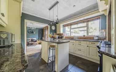 3 4 Bedroom Detached House with Garage and Garden