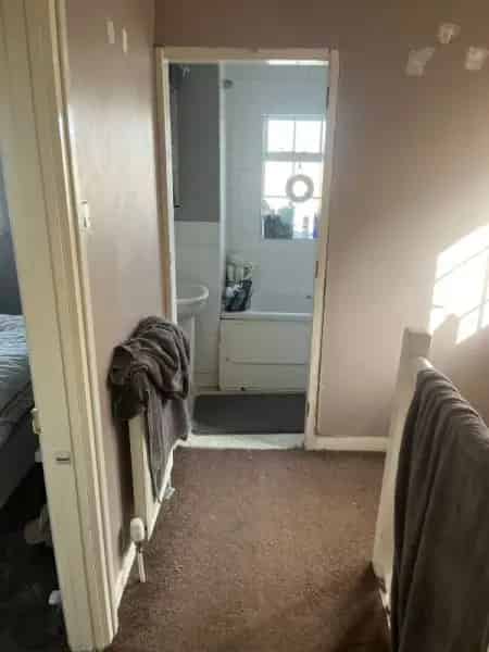 2 Bed House Big Garden Stone Shed L Shaped Kitchen