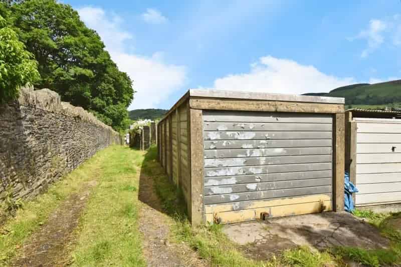 3 Bedroom Semi-Detached House with 2 Garages and Garden