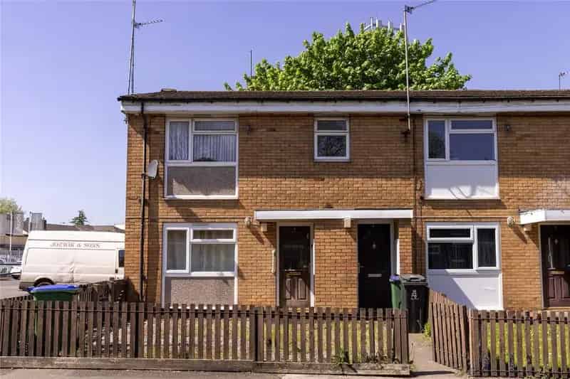 2 Bedroom Maisonette For Sale