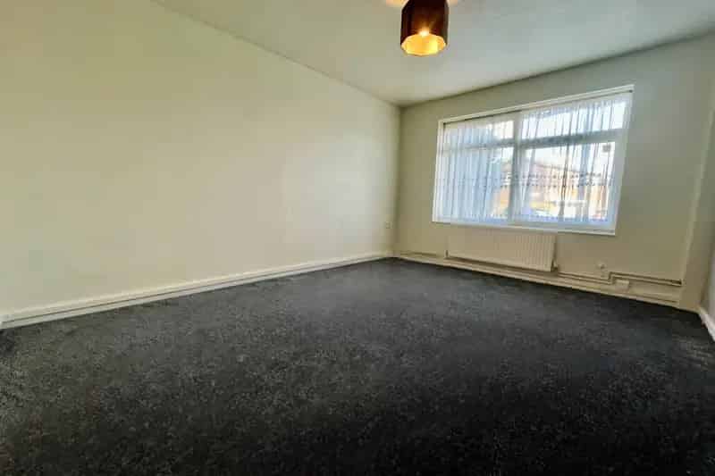 Ground Floor Flat in Bramley - Unfurnished with Parking - Zero Deposit Guarantee