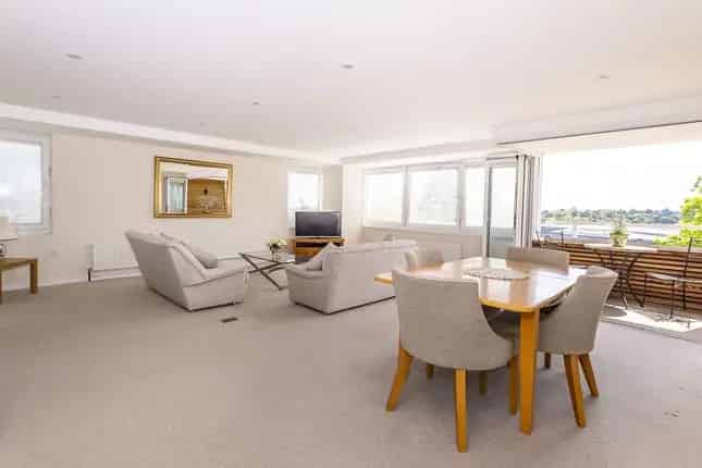 Somerset Road SW19 Tennis View Apartment - 2 Beds 2 Baths