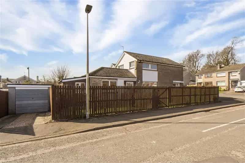3 Bed Detached House with 2 Reception Rooms in Penicuik