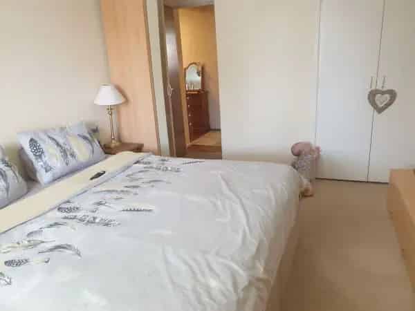 2 Bedroom Flat Near Town and Prom