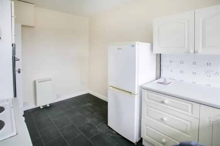 2 Bedroom Flat Near Town Centre and Station