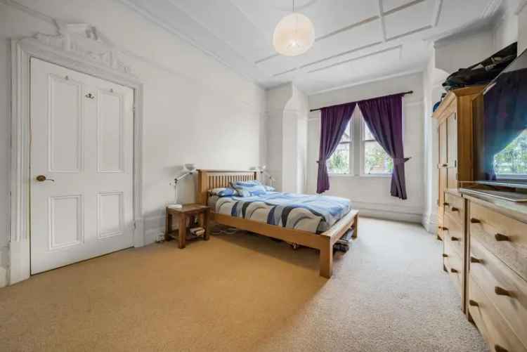 Flat For Sale in London, England