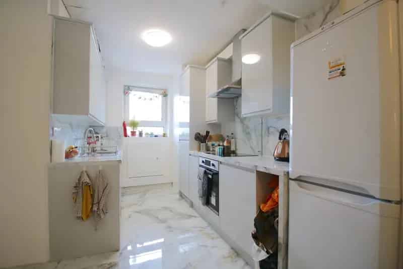 4 Bedroom Flat Near Aldgate East Station - Newly Renovated