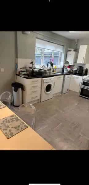 2 Bedroom House with Garden New Kitchen and Carpets