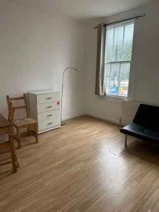 Town house to rent in Commercial Road, London E1