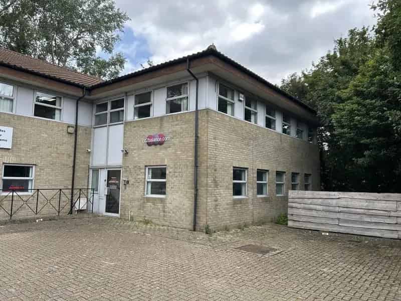 Modern Office Building 3188 sq ft 9 Parking Spaces