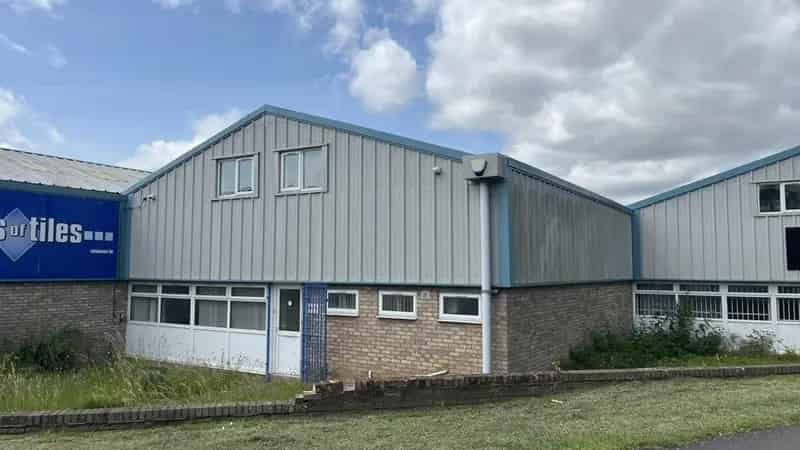 Industrial Unit Steel Frame High Eaves Roller Shutter Loading Bay Parking