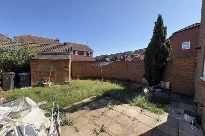 3-Bedroom Family Home Church Langley - Garage & Driveway