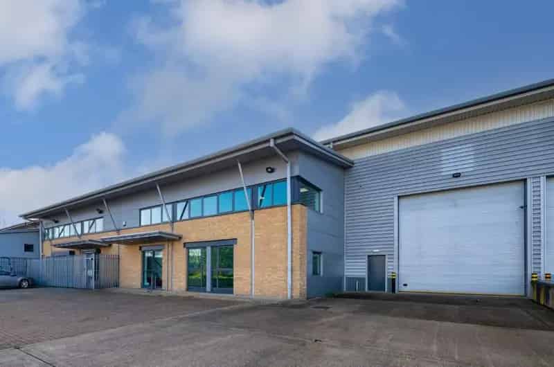 7676 Sq Ft Modern Industrial Warehouse Unit for Lease
