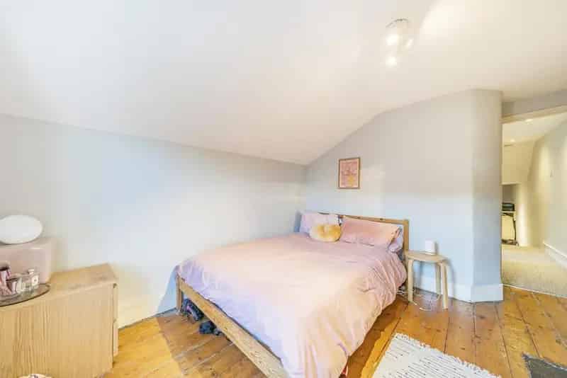 Spacious 3 Bedroom Victorian Apartment Near Clapham North Tube