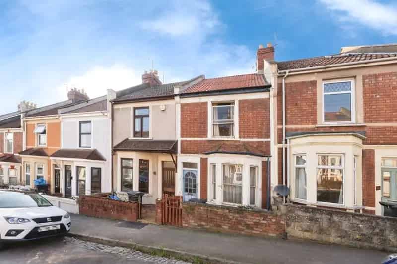 Two Bedroom Bristol Terrace House - Huge Potential
