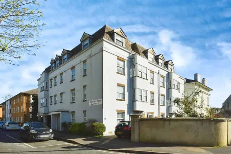 Two Double Bedroom Apartment near Preston Park Station - Chain Free