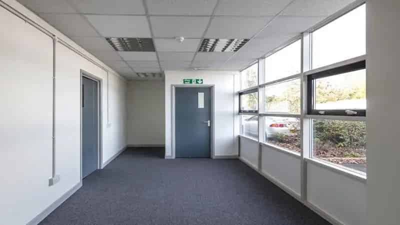 Slough Trading Estate Unit: Modern Amenities and Secure Parking